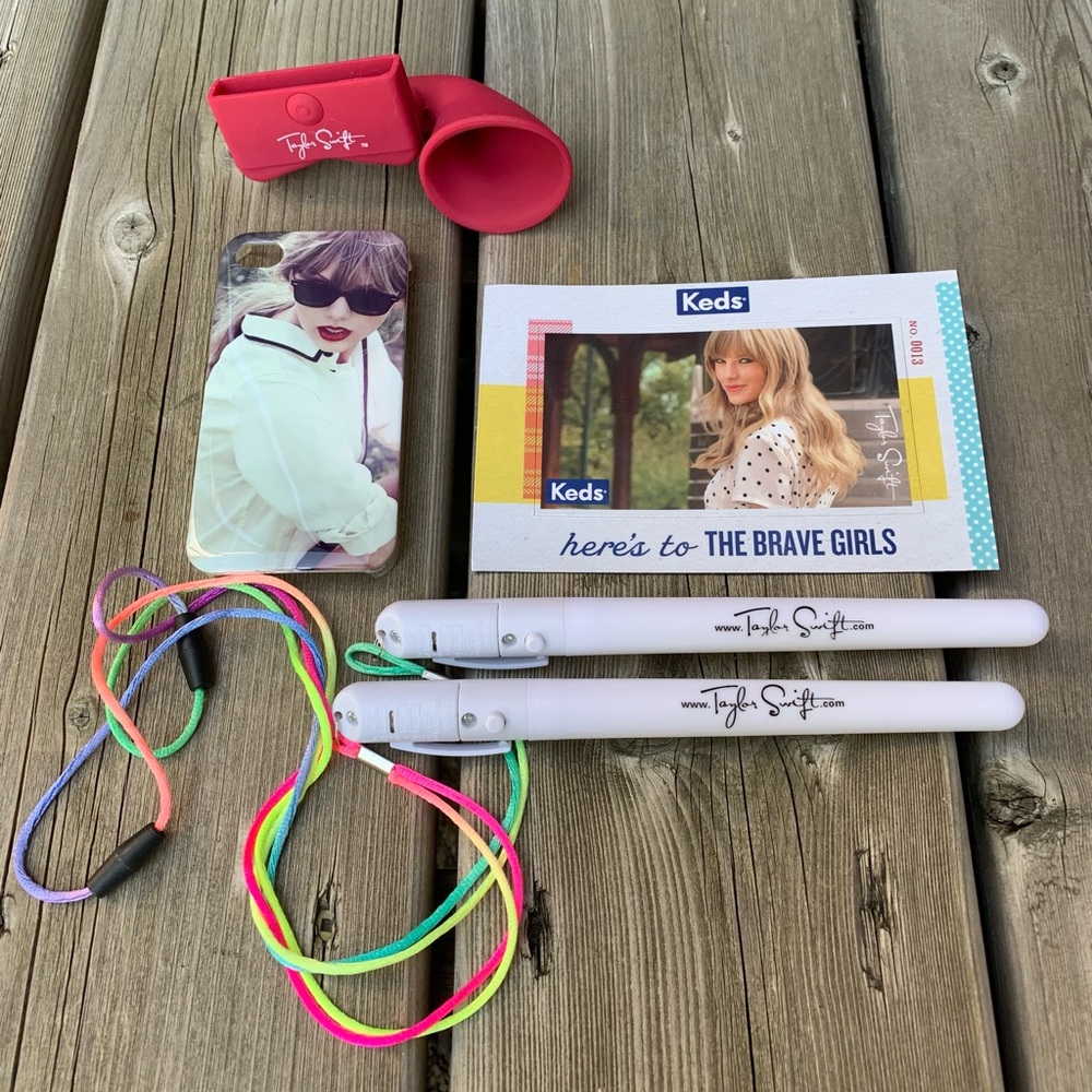 Taylor Swift Miscellaneous Bundle